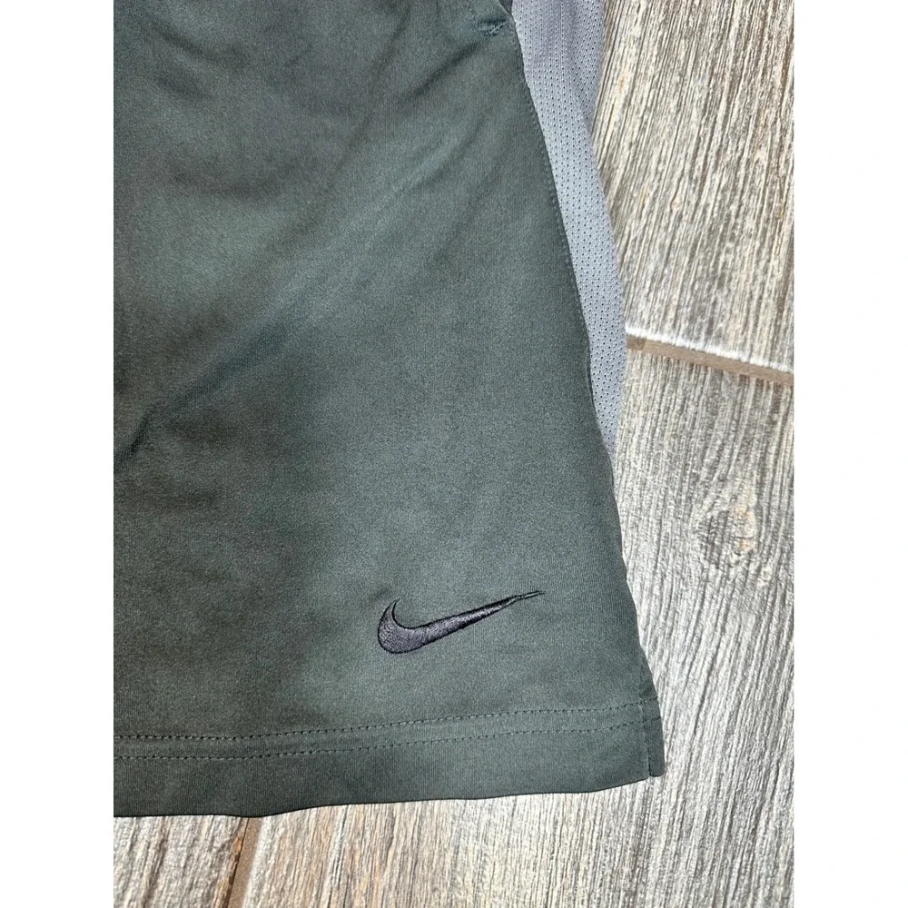 Nike Dri-FIT Men's Medium Gray & Black‎ Athletic training Shorts Activewear